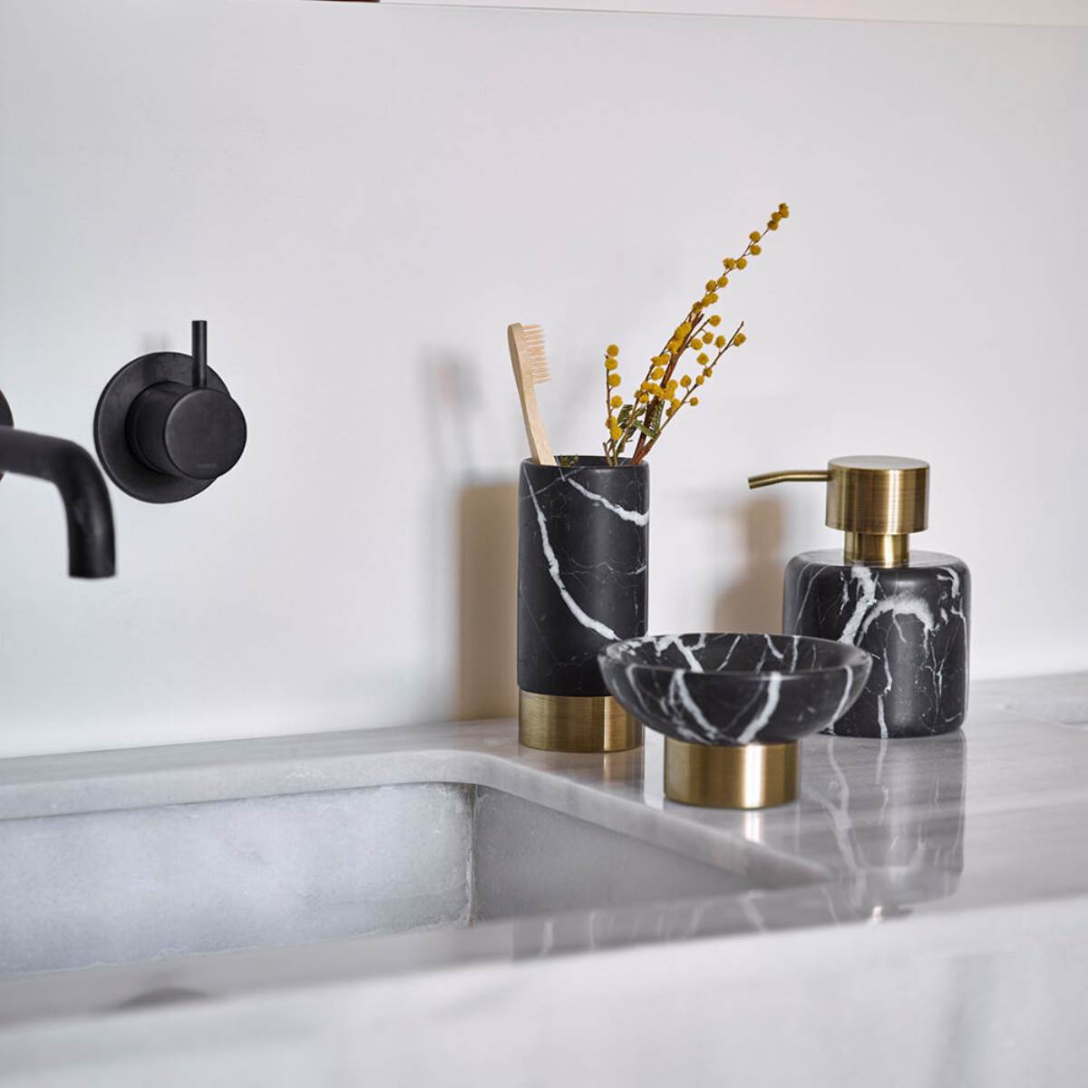 Luxusní černá mramorová mýdlenka Aquanova Nero dodá vaší koupelně prvotřídní eleganci a nadčasový styl. - Waterfall Bathrooms