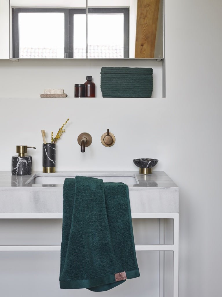 Luxusní mramorový stojánek na zubní kartáčky Aquanova Nero s bronzovým detailem v elegantním černém provedení - Waterfall Bathrooms