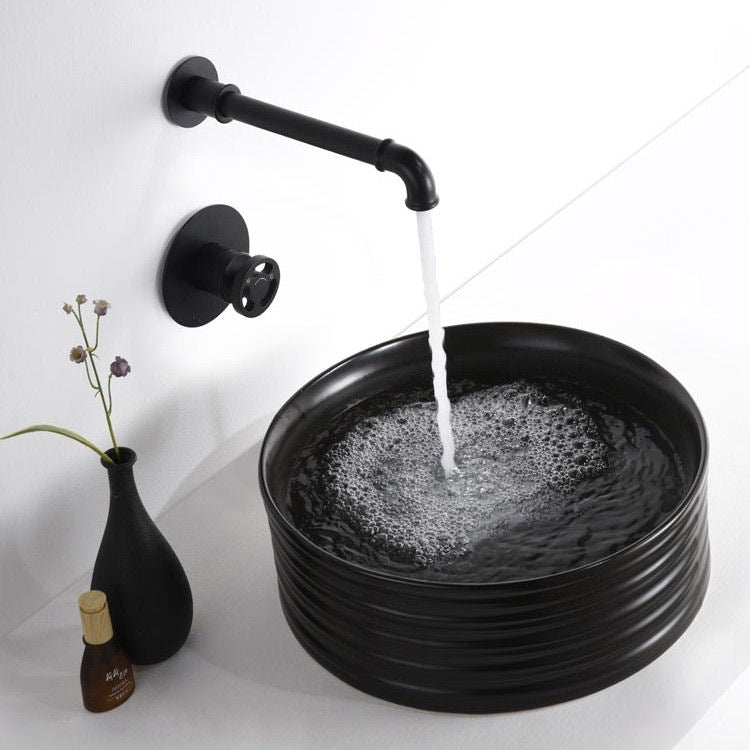 Nástěnná podomítková umyvadlová baterie v matně černém industriálním provedení s ventilovým kolem Waterfall Bathrooms