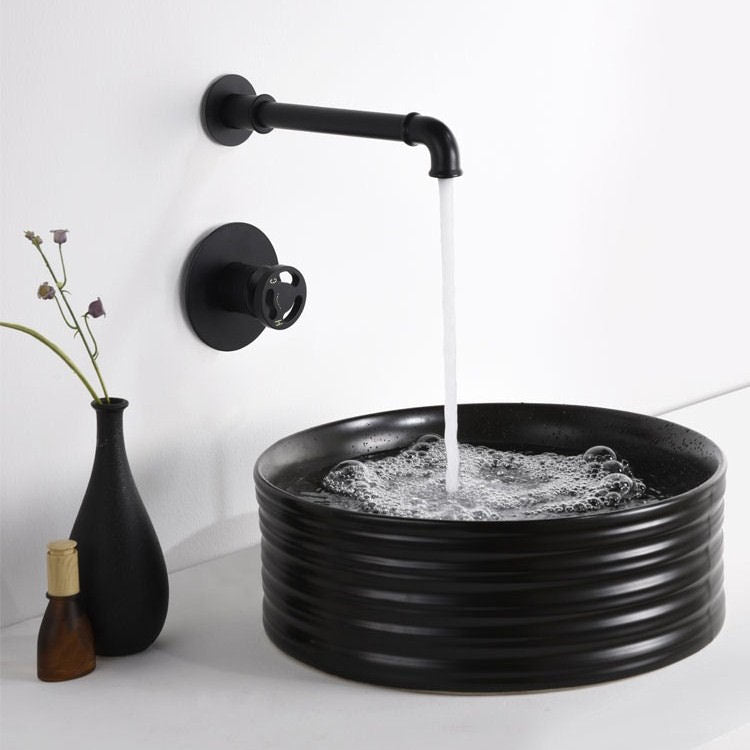 Nástěnná podomítková umyvadlová baterie v matně černém industriálním provedení s ventilovým kolem Waterfall Bathrooms