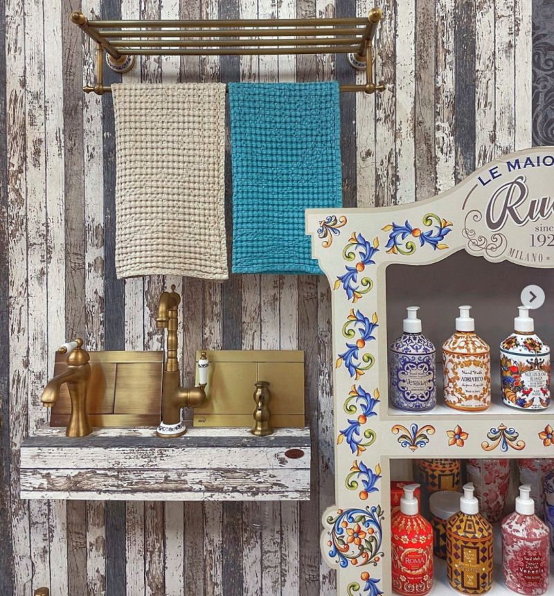 Luxusní páková umyvadlová baterie z antické mosazi s elegantní bílou keramickou rukojetí přináší do koupelny výjimečný styl - Waterfall Bathrooms