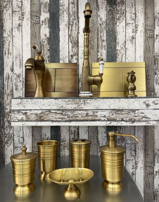 Luxusní páková umyvadlová baterie z antické mosazi s elegantní bílou keramickou rukojetí přináší do koupelny výjimečný styl - Waterfall Bathrooms