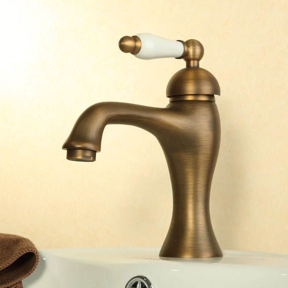 Luxusní páková umyvadlová baterie z antické mosazi s elegantní bílou keramickou rukojetí přináší do koupelny výjimečný styl - Waterfall Bathrooms