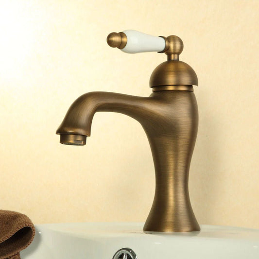 Luxusní páková umyvadlová baterie z antické mosazi s elegantní bílou keramickou rukojetí přináší do koupelny výjimečný styl - Waterfall Bathrooms