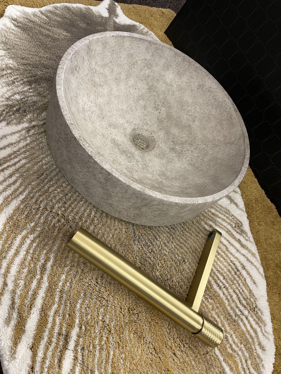 Luxusní polozapuštěné betonové umyvadlo v pískově šedém odstínu nabízí elegantní design a přírodní vzhled - Waterfall Bathrooms