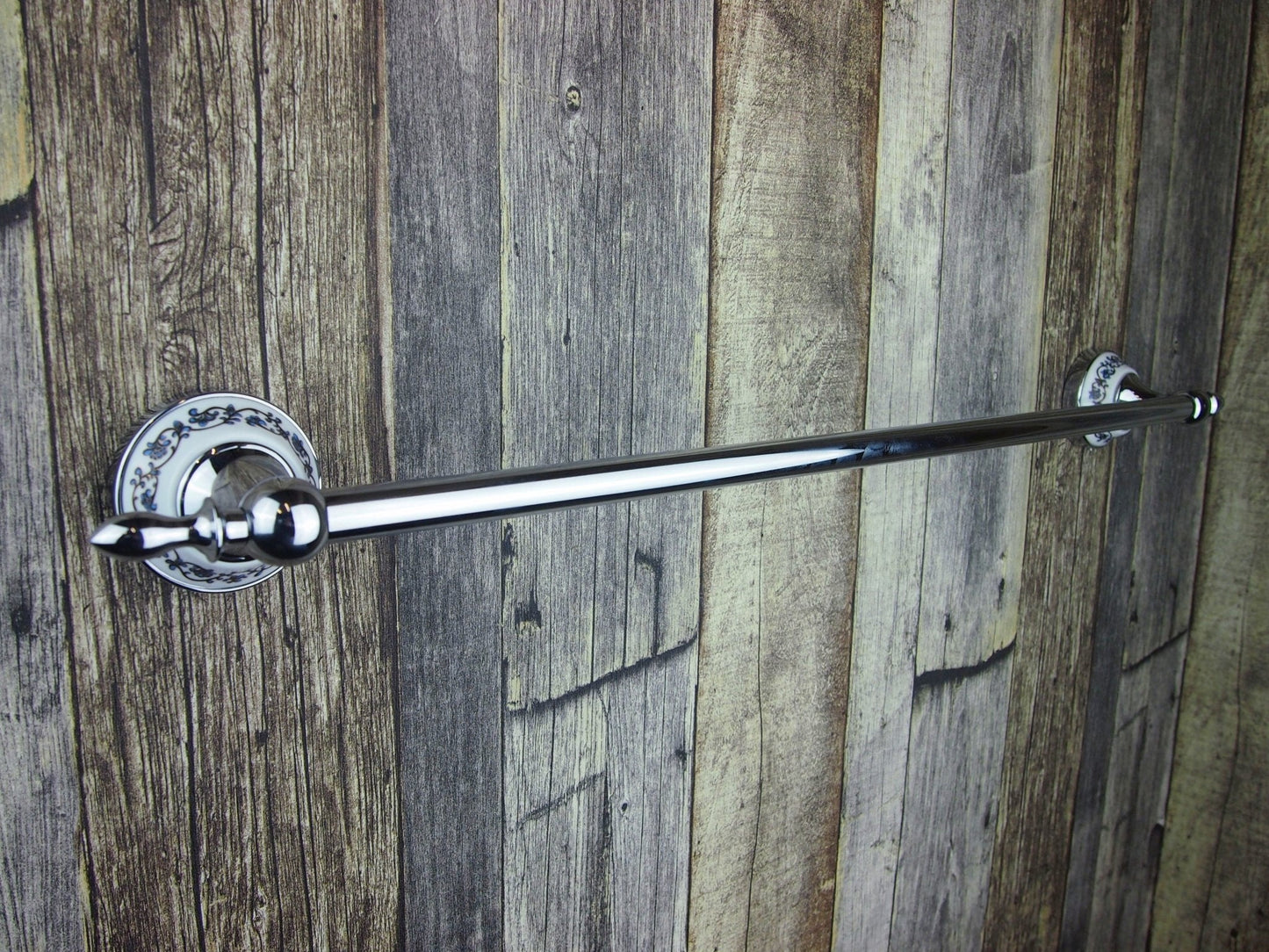 Jednoduchý chromový tyčový držák na ručník s keramickým zdobením Lavande Waterfall Bathrooms