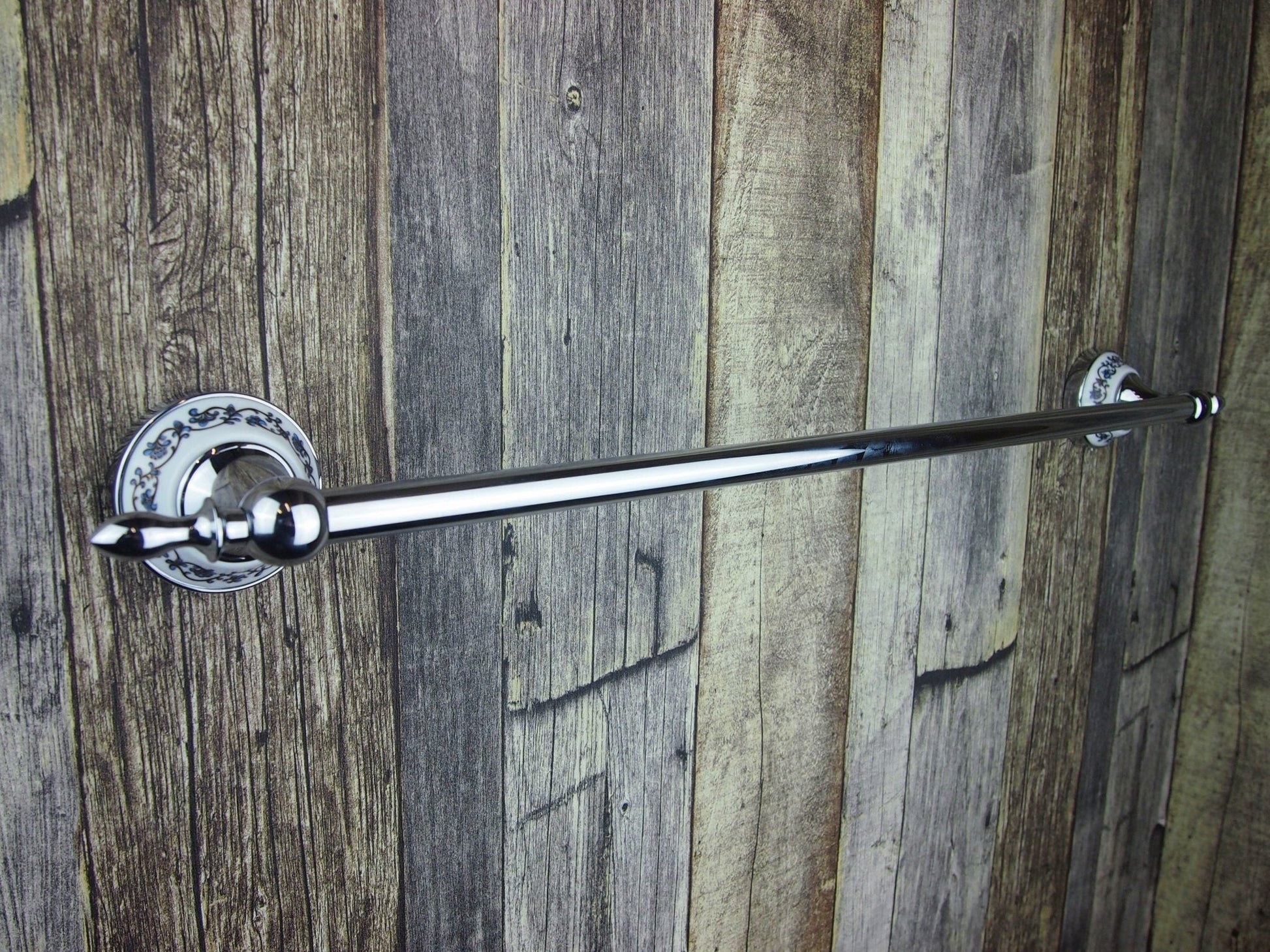 Jednoduchý chromový tyčový držák na ručník s keramickým zdobením Lavande Waterfall Bathrooms