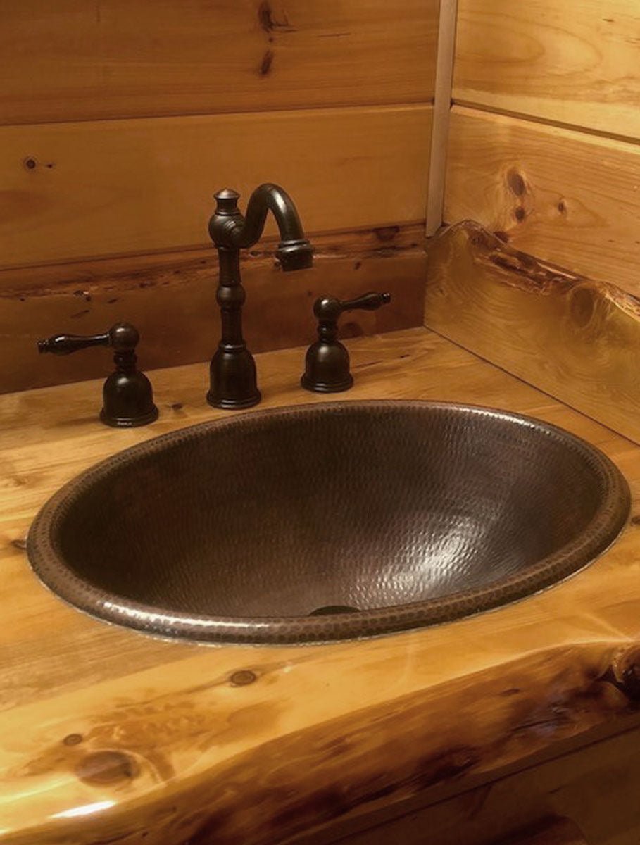 Ručně tepané zápustné oválné měděné umyvadlo Waterfall s tmavou zakuřovanou patinou v antickém stylu Waterfall Bathrooms