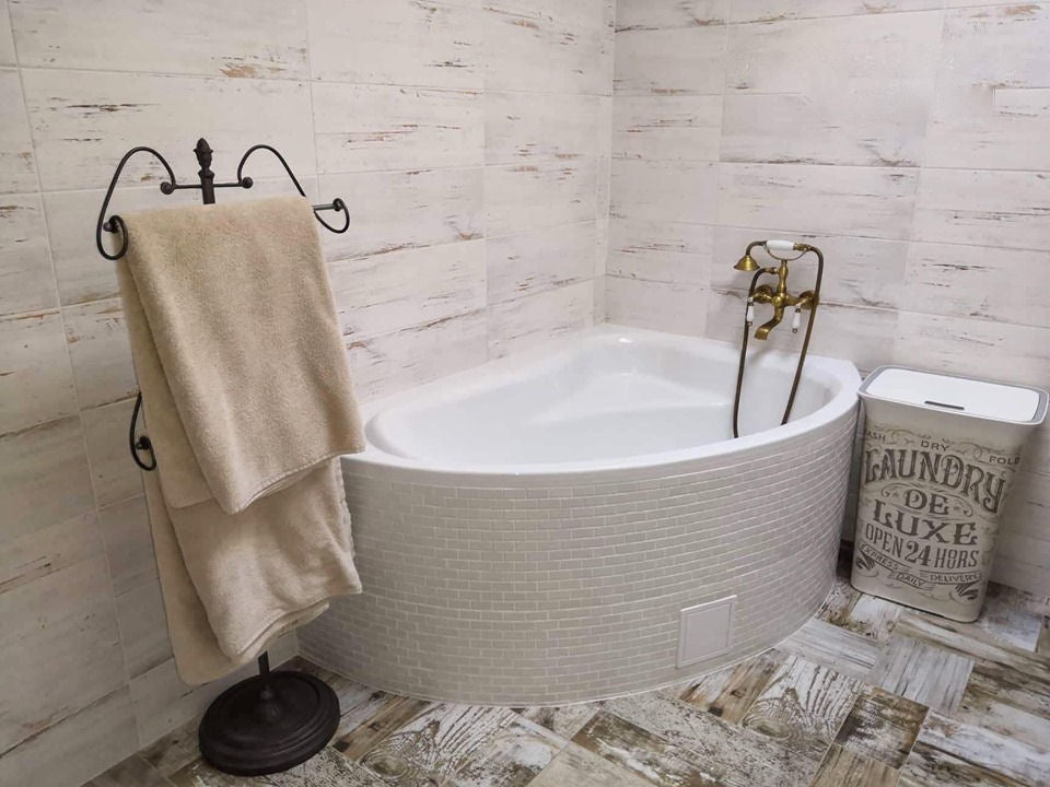Rustikální nástěnná kohoutková vanová baterie Provence v provedení antický bronz s ruční sprchou Waterfall Bathrooms