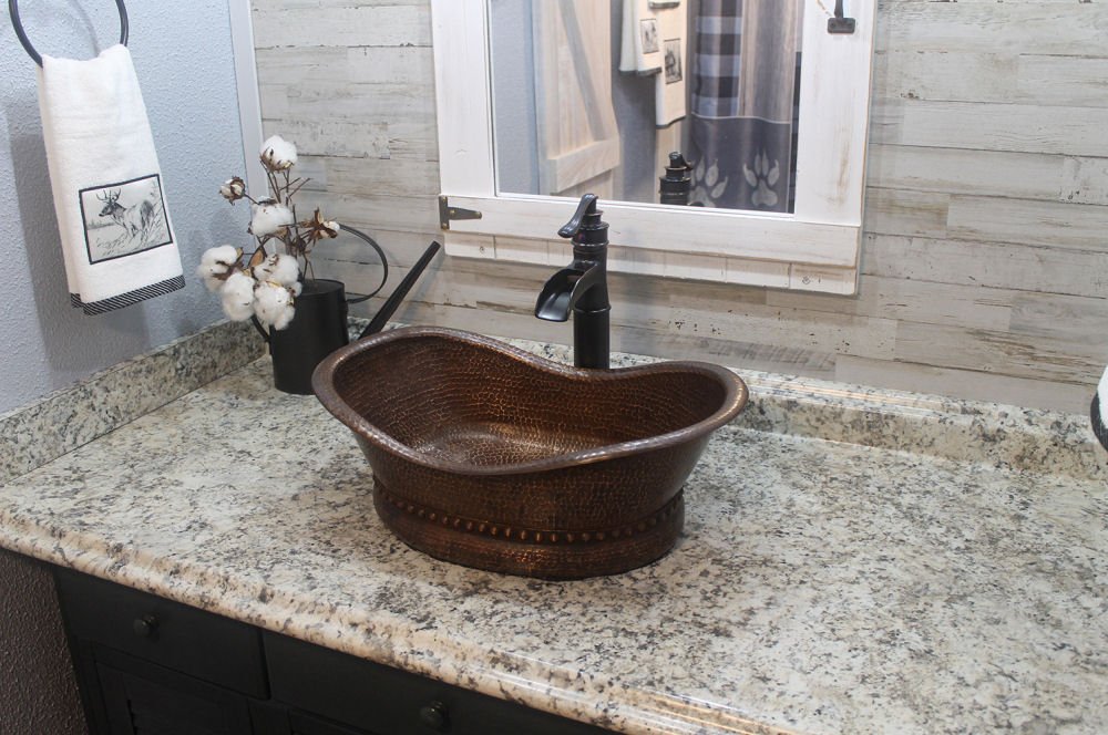 Rustikální měděné umyvadlo na desku v jedinečném designu měděné vany s ručně tepaným povrchem a patinou Waterfall Bathrooms
