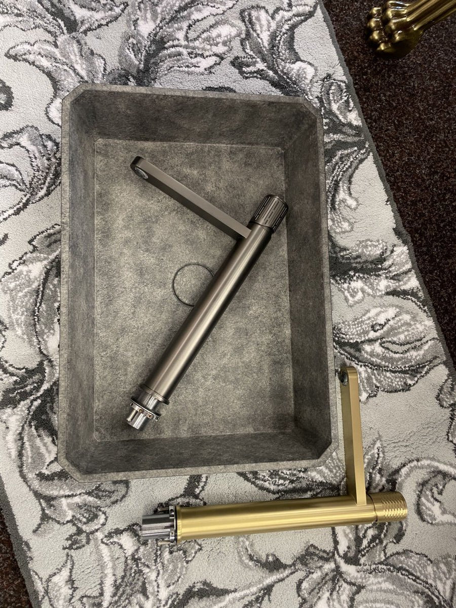 Šedé betonové umyvadlo s baterií Gun Metal šedou a zlatou matnou baterií Champagne Gold