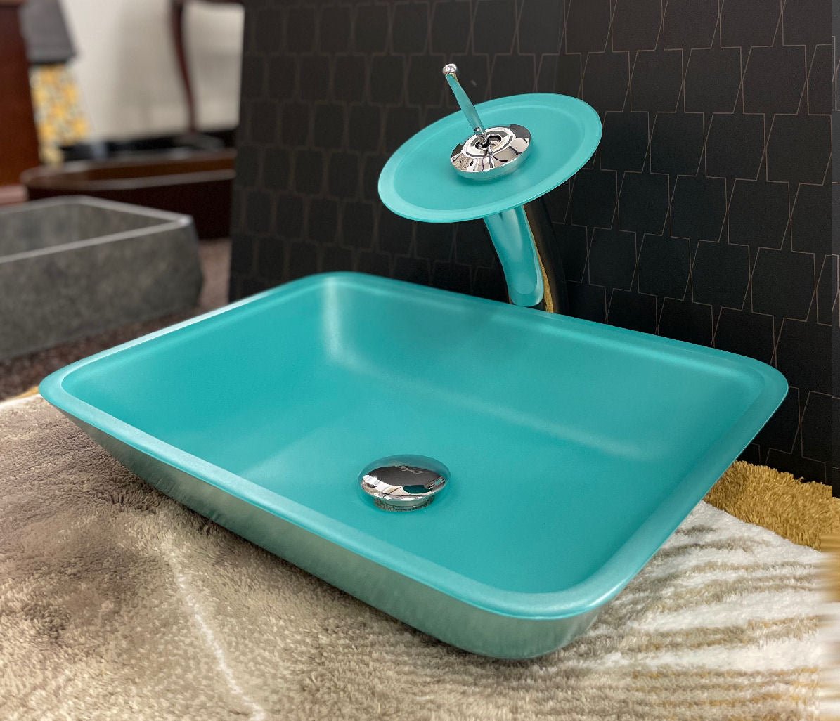 Chromová umyvadlová baterie na desku s čirým skleněným diskem Waterfall Bathrooms