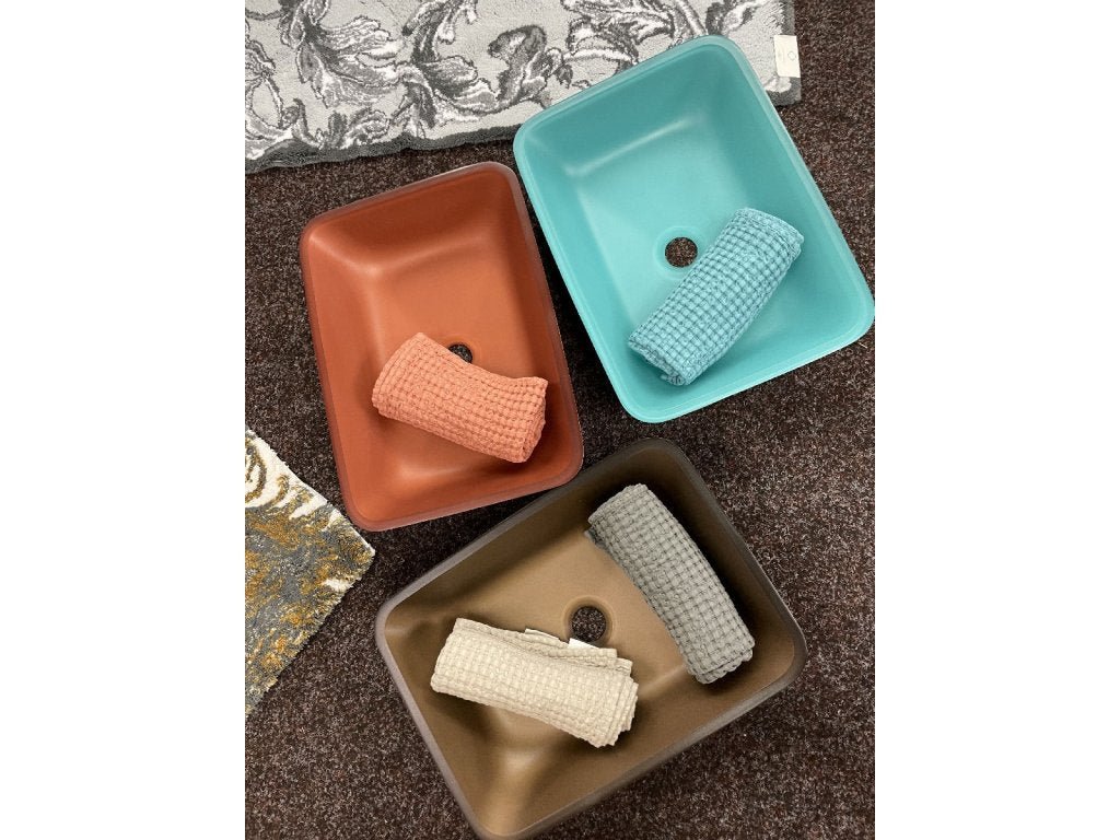 Cihlově červené skleněné umyvadlo na desku s chromovou vodopádovou baterií Waterfall Bathrooms