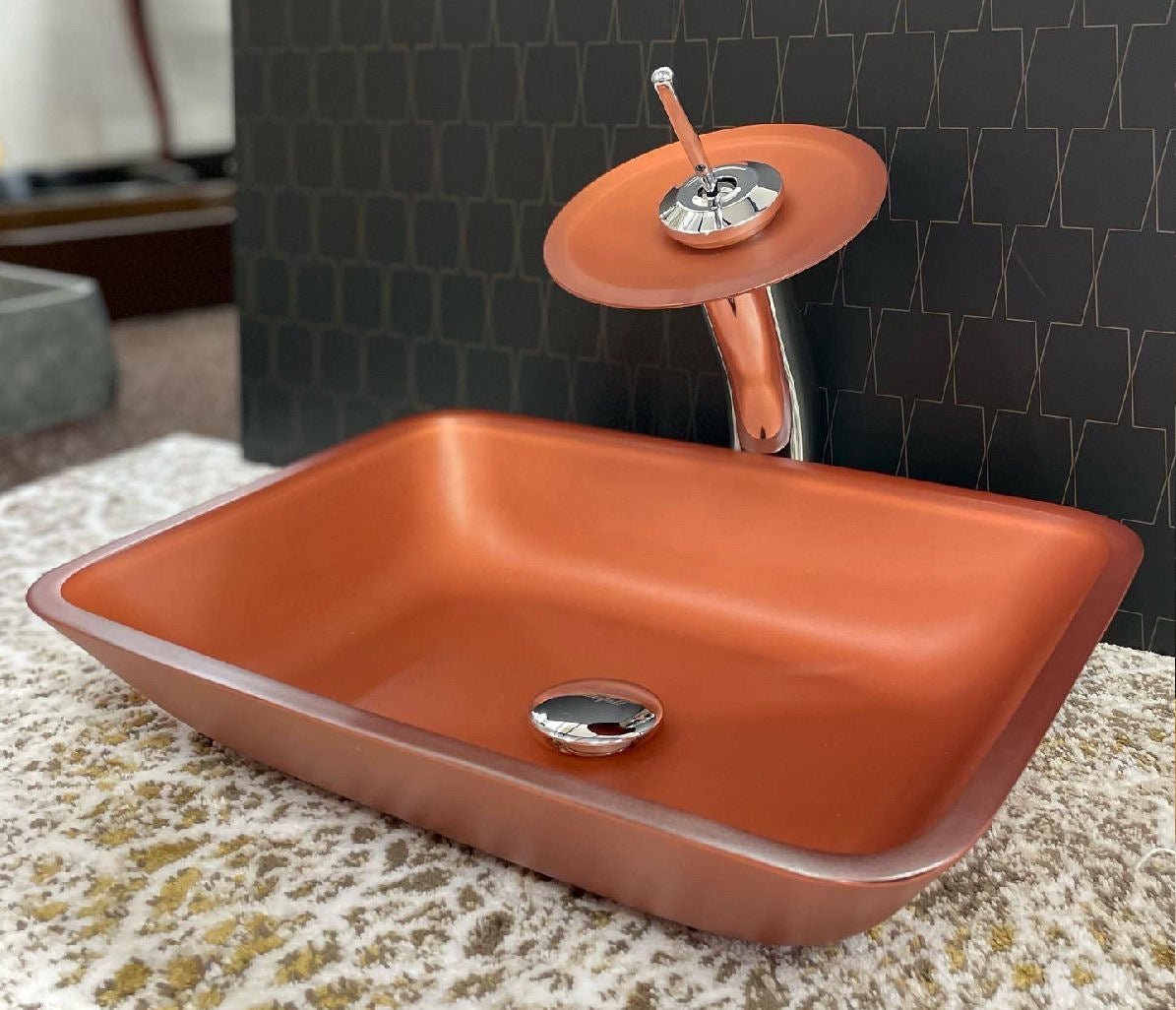 Cihlově červené skleněné umyvadlo na desku s chromovou vodopádovou baterií Waterfall Bathrooms