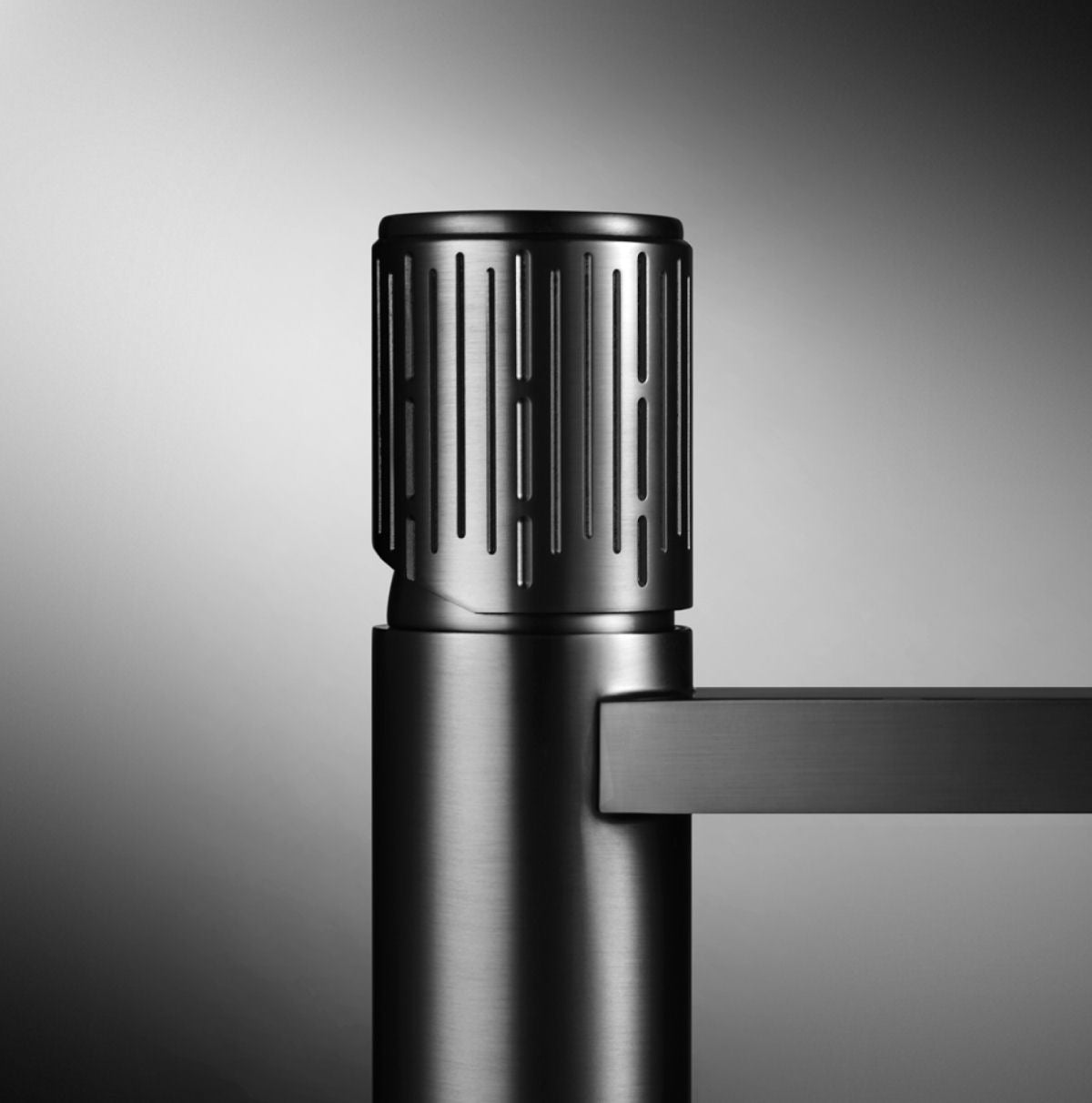 Luxusní set černého broušeného skleněného umyvadla a vysoké baterie Opera v barvě Gun Metal Waterfall Bathrooms