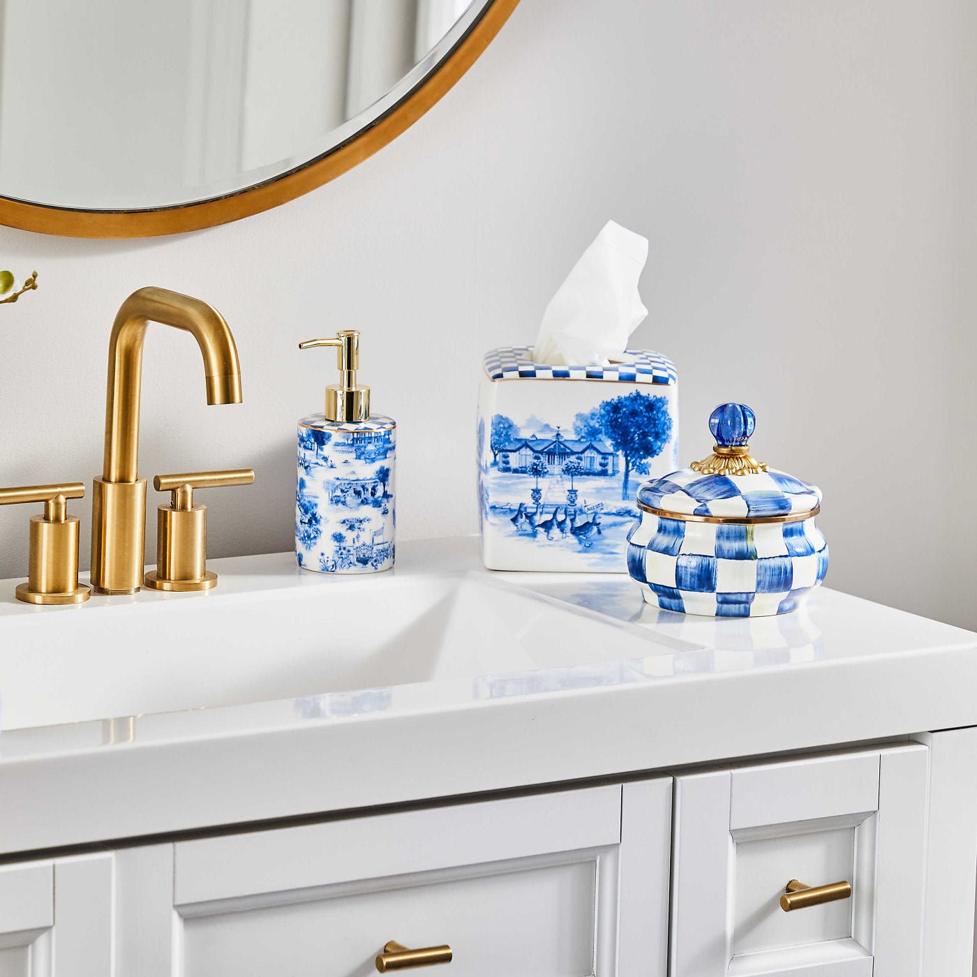 Smaltovaný hrnec Royal Check od MacKenzie-Childs, ručně glazovaná ocel, modro-bílý kostkovaný vzor Royal Check (color-dragged), bronzový okraj, modrý skleněný úchyt, Waterfall Bathrooms.
