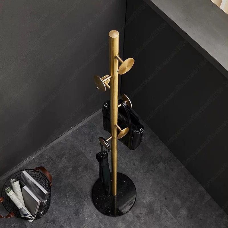 Luxusní stojan na ručníky z patinované mosazi s elegantním podstavcem z černého mramoru ozdobí každou koupelnu - Waterfall Bathrooms
