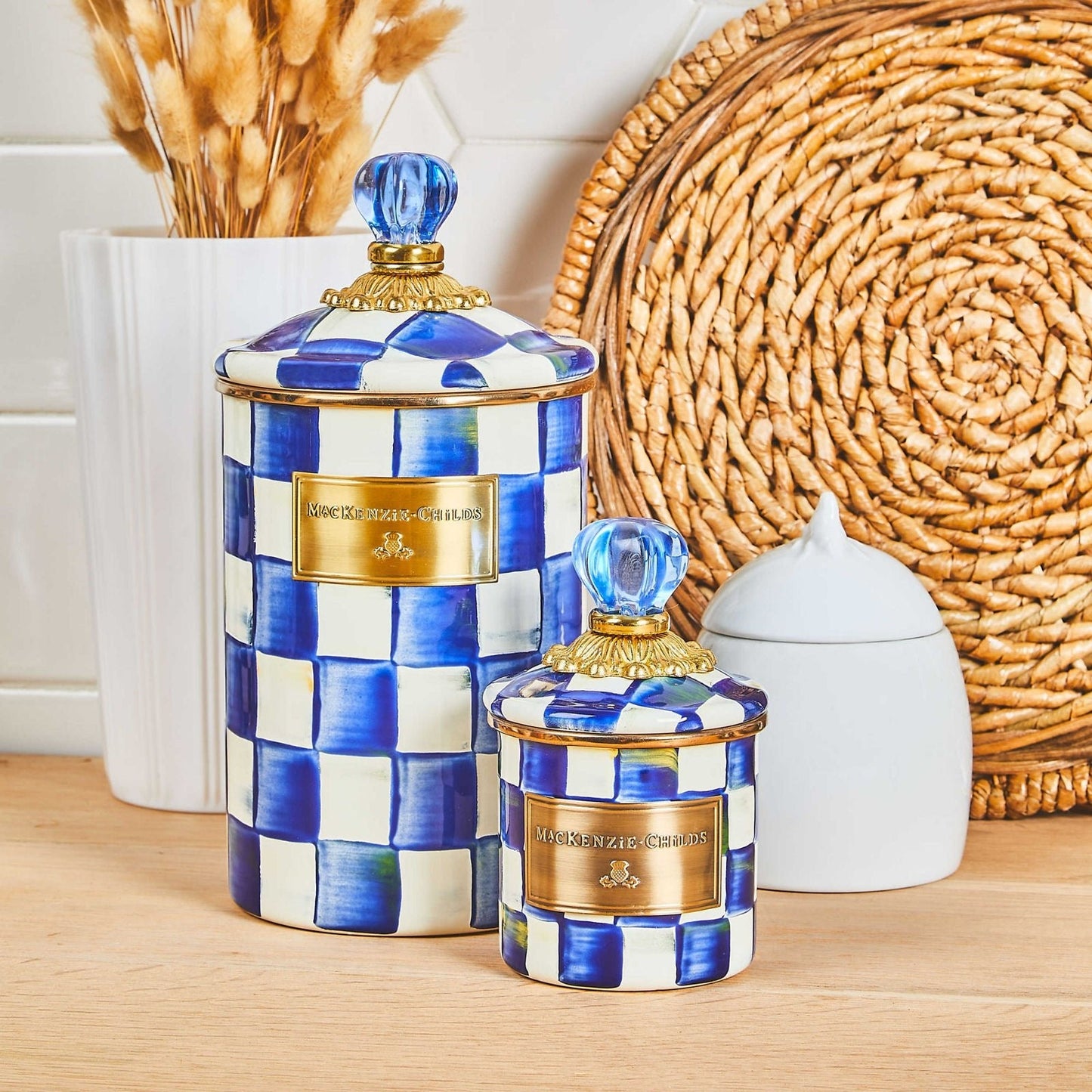 Střední ručně malovaná smaltovaná dóza Royal Check Blue od MacKenzie-Childs, smalt, modré šachovnice, modrý skleněný knoflík, Waterfall Bathrooms.
