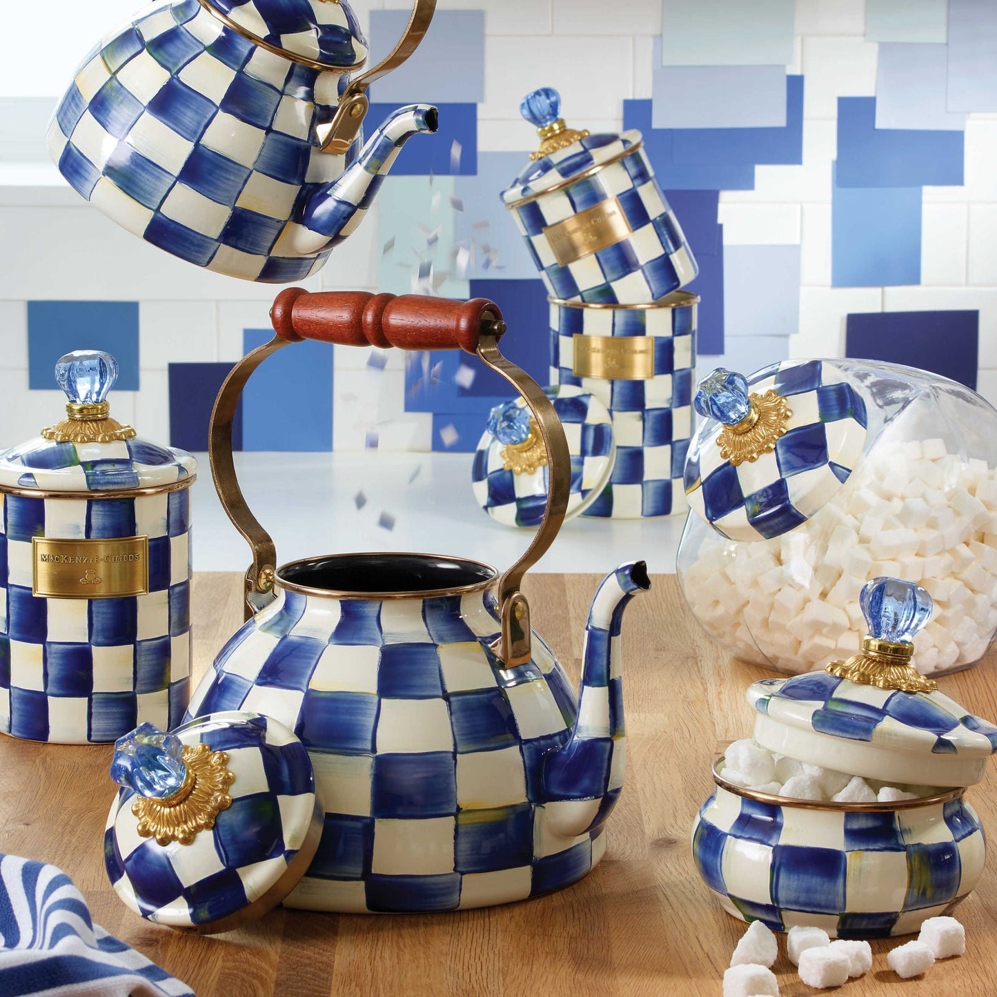 Střední ručně malovaná smaltovaná dóza Royal Check Blue od MacKenzie-Childs, smalt, modré šachovnice, modrý skleněný knoflík, Waterfall Bathrooms.
