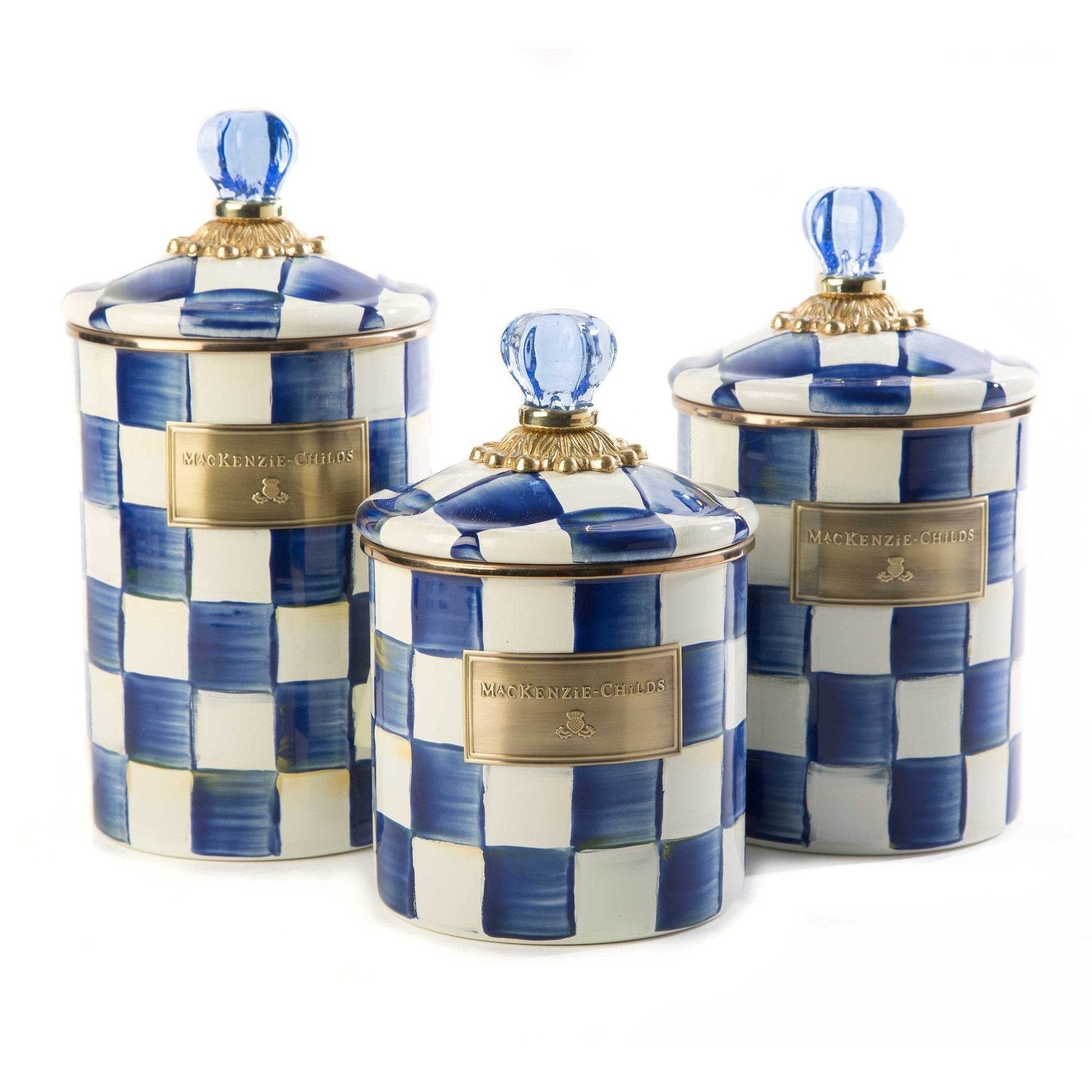 Střední ručně malovaná smaltovaná dóza Royal Check Blue od MacKenzie-Childs, smalt, modré šachovnice, modrý skleněný knoflík, Waterfall Bathrooms.
