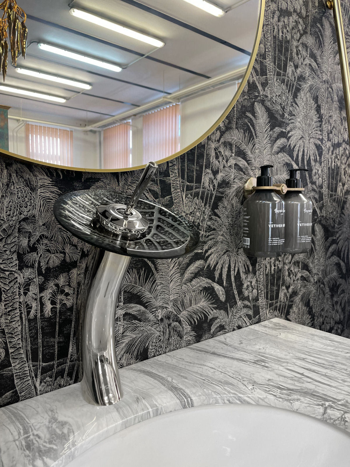 Luxusní celostříbrná chromová umyvadlová baterie na desku se stříbrným motivem listu ve skleněném disku Waterfall Bathrooms