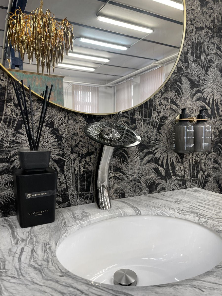 Luxusní celostříbrná chromová umyvadlová baterie na desku se stříbrným motivem listu ve skleněném disku Waterfall Bathrooms