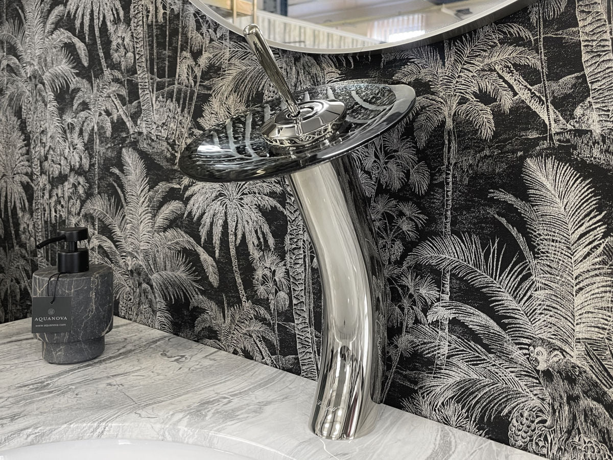 Luxusní celostříbrná chromová umyvadlová baterie na desku se stříbrným motivem listu ve skleněném disku Waterfall Bathrooms