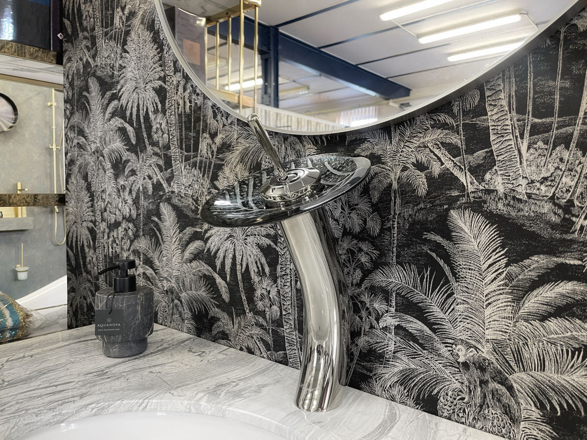 Luxusní celostříbrná chromová umyvadlová baterie na desku se stříbrným motivem listu ve skleněném disku Waterfall Bathrooms