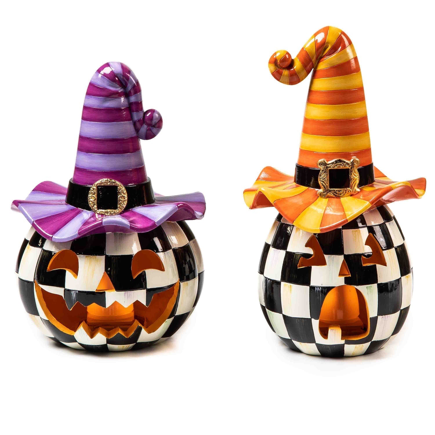Svítící halloweenská dýně Happy Jack s fialovým kloboukem od MacKenzie-Childs, pryskyřice, černobílý šachovnicový vzor Courtly Check, LED světlo na baterie, Waterfall Bathrooms.
