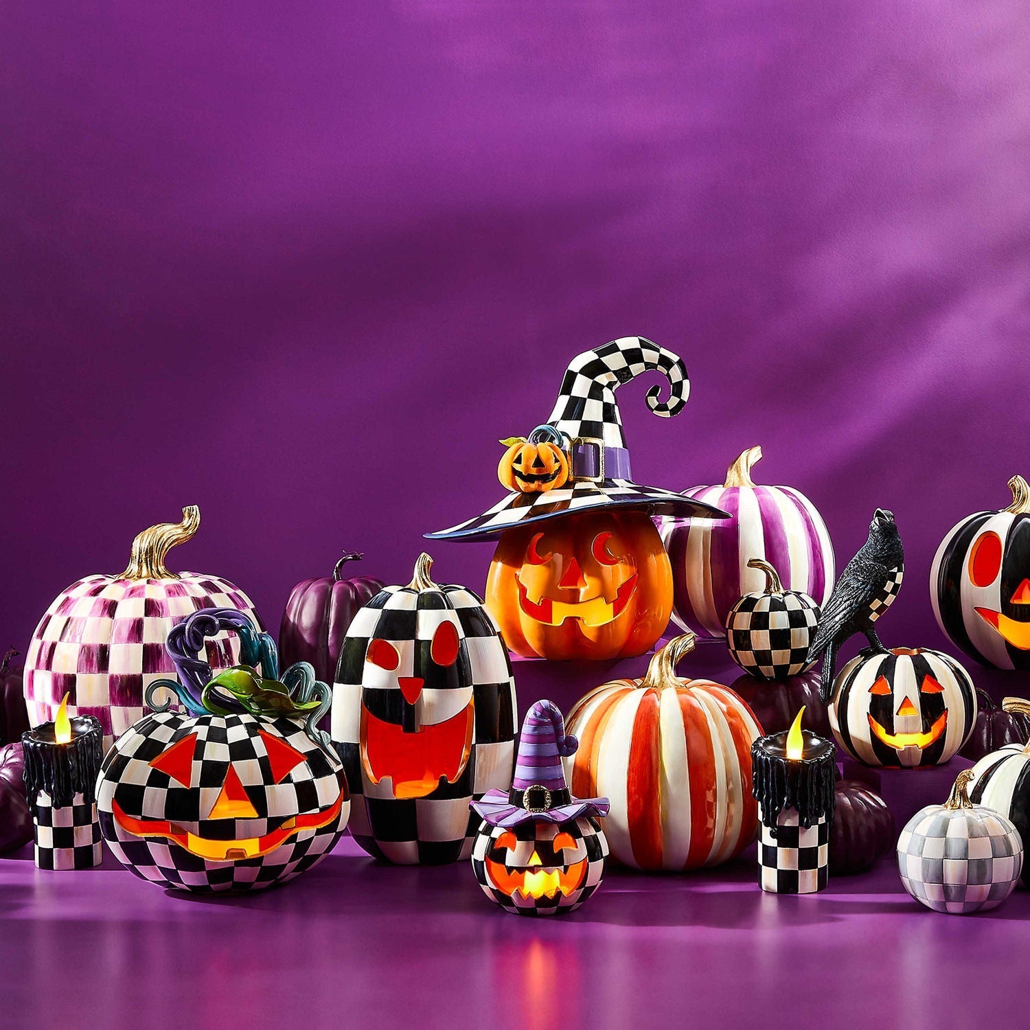 Svítící halloweenská dýně Happy Jack s fialovým kloboukem od MacKenzie-Childs, pryskyřice, černobílý šachovnicový vzor Courtly Check, LED světlo na baterie, Waterfall Bathrooms.
