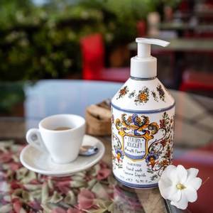 Tekuté mýdlo na ruce Rudy Profumi Amalfi, s vůní Bílé Růže, Pivoňky a Černého Fíku, 500 ml, Waterfall Bathrooms.