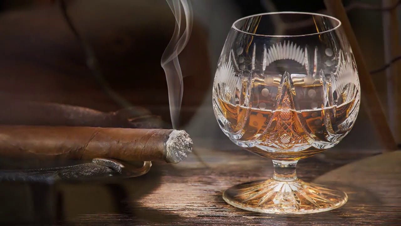 Vonná svíčka Habana Tobacco od Locherber Milano s ořechovým víčkem, vůně tabák, med a ambra, Waterfall Bathrooms.