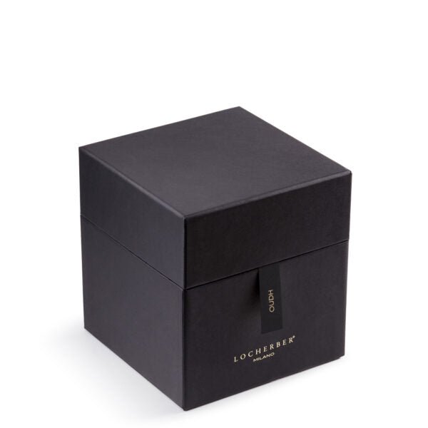 Vonná svíčka Oudh (1600 g) od Locherber Milano s víčkem z kanaletového ořechu, vůně agarové dřevo, fialka, káva a ambra, Waterfall Bathrooms.