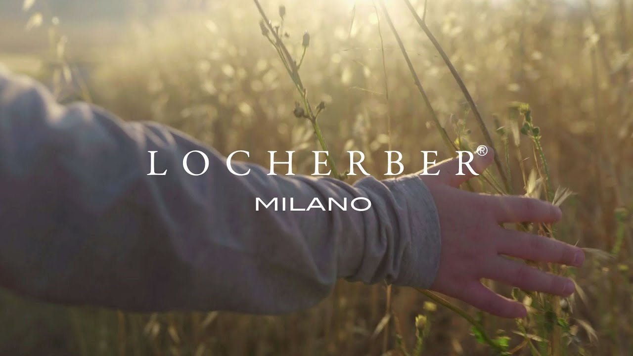 Vonná svíčka Tuscan Feeling (500 g) od Locherber Milano s dřevěným víčkem, vůně cypřiš, rozmarýn a santalové dřevo, Waterfall Bathrooms.