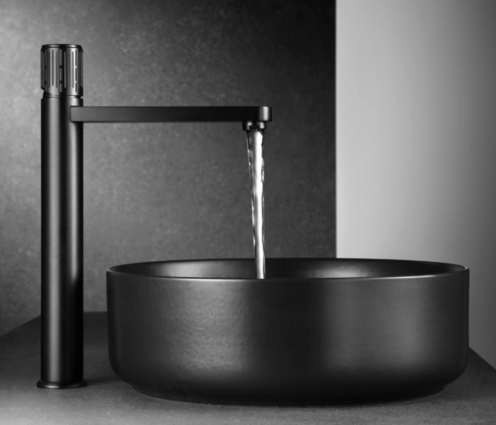 Vysoká designová umyvadlová baterie v barvě Gun Metal k umyvadlu na desku Waterfall Bathrooms