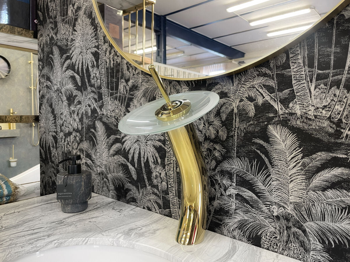 Luxusní zlatá umyvadlová baterie na desku s bílým skleněným diskem Waterfall Bathrooms