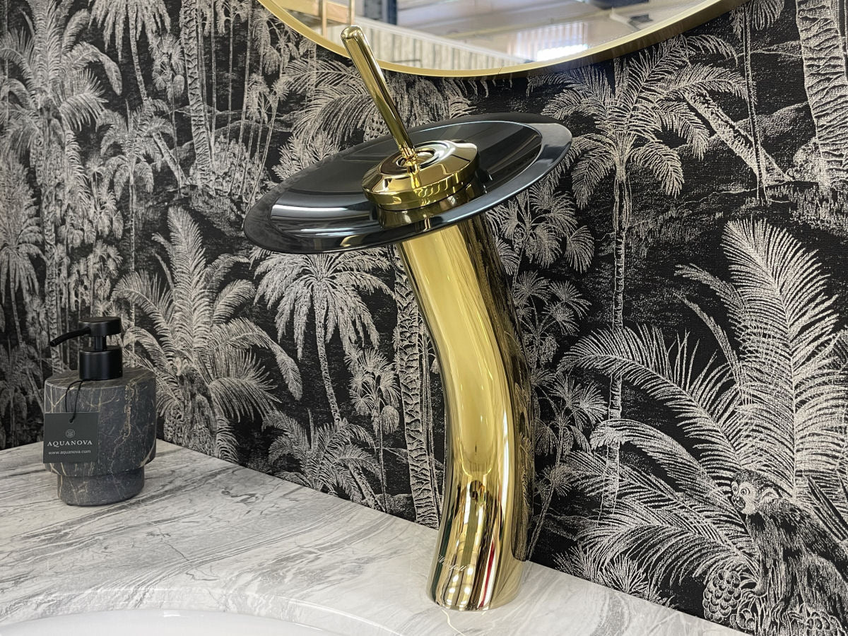 Luxusní zlatá umyvadlová baterie na desku s černým broušeným skleněným diskem Waterfall Bathrooms