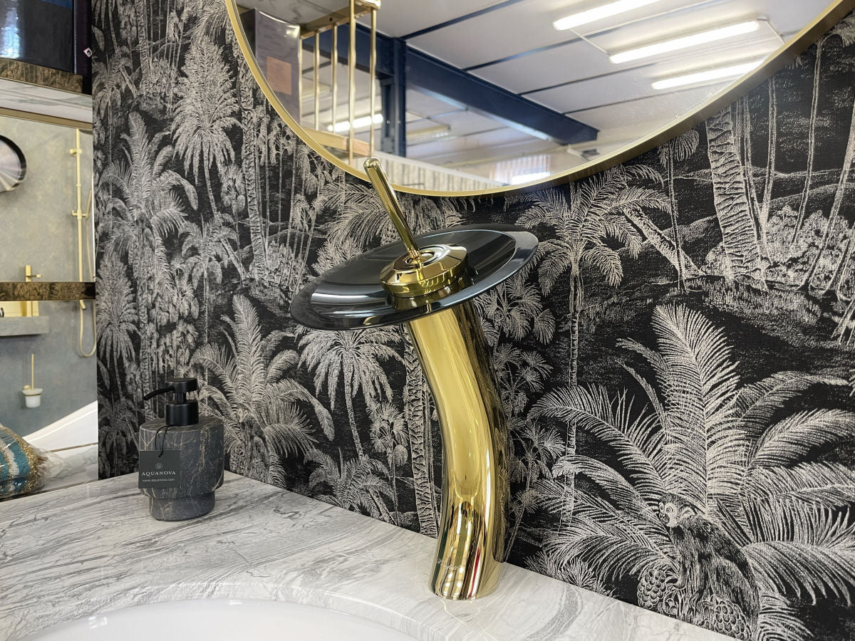 Luxusní zlatá umyvadlová baterie na desku s černým broušeným skleněným diskem Waterfall Bathrooms