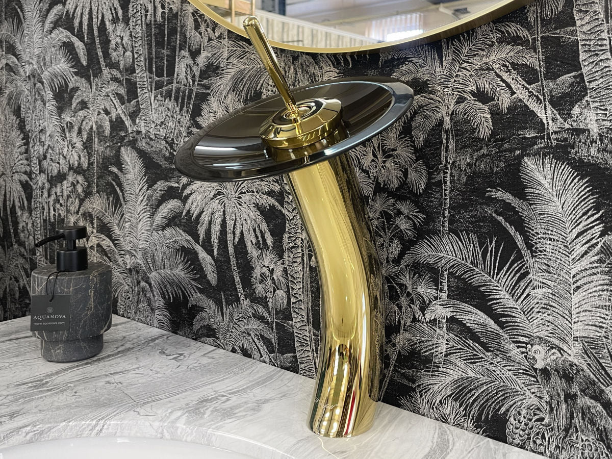 Luxusní zlatá umyvadlová baterie na desku s hnědým broušeným skleněným diskem Waterfall Bathrooms