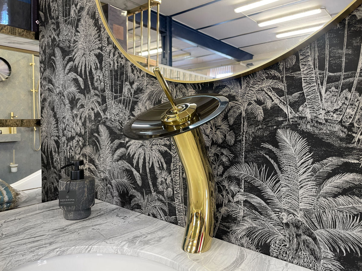 Luxusní zlatá umyvadlová baterie na desku s hnědým broušeným skleněným diskem Waterfall Bathrooms